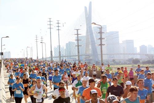 Corredores na Ponte Estaiada durante a Maratona de São Paulo em 2010/ Foto: Márcio Kato / ZDL